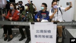 台湾桃园国际机场等候离境的旅客。(2021年4月1日)