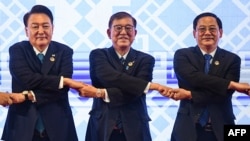 韩国总统尹锡悦(左)和日本首相石破茂(中)参加在老挝首都万象举行的东南亚国家联盟(ASEAN)会议。