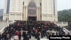 聚集在浙江温州三江教堂前反对拆迁的信众。(对华援助协会网站图片 资料照片)