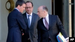 2015年4月21日法国总理瓦尔斯(左),总统奥朗德(中)和内政部长卡泽纳夫(右)内阁会议后离开爱丽舍宫