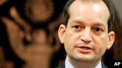 时任联邦检察官的阿科斯塔在迈阿密举行记者会。(2008年9月17日)