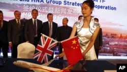 英国文化高官维亭戴尔参加中国海航集团的签约仪式,以开发新航线,鼓励中国游客到英国旅游(2016年5月18日)