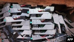 Tumpukan limbah elektronik di dalam salah satu peti kemas yang ditahan di Port Klang, di pinggiran kota Kuala Lumpur, Malaysia, Kamis, 26 Juni 2024. (Foto: AFP)