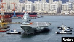 2018年12月27日中国第一艘国产航空母舰载着飞机离开辽宁省大连市港口,进行第四次海上试航。