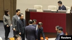 သမ္မတ Yoon Suk Yeol ကို တရားစွဲသင့်မသင့် အတိုက်အခံ လွှတ်တော်အမတ်တွေက ဒီနေ့ လွှတ်တော်မှာ မဲခွဲဖို့ လုပ် (JEON HEON-KYUN/Pool via REUTERS)