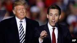 2018年11月1日霍利(右)在竞选集会上讲话。