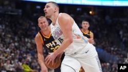 Nikola Jokić u prodoru na utakmici protiv Finiksa, 7. marta 2025. (Foto: AP/David Zalubowski)