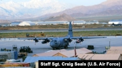 资料照片:美国和北约仍在阿富汗展开军事行动期间的巴格拉姆机场。(2007年5月20日)