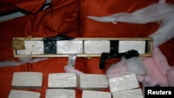 2012年美国缉毒局在佛罗里达州的迈阿密港口查缴的海洛因。(资料照片)