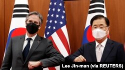 美国国务卿布林肯在首尔与韩国外长郑义溶会晤。(2021年3月17日)