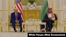 2025年5月13日,美国总统唐纳德·特朗普在沙特首都利雅得与沙特王储萨勒曼参加一个签字仪式。