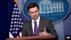 白宫发言人欧内斯特在星期五的新闻发布会上