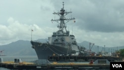 2014年6月26日,停靠在菲律宾苏比克湾的美国海军“约翰•S•麦凯恩号”驱逐舰。(美国之音奥伦戴恩拍摄)