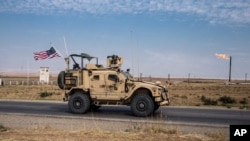 资料照片:在叙利亚东部油田巡逻的美军部队。(2019年10月28日)