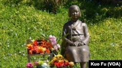 2013年加州树立全美第一座慰安妇纪念塑像 。(美国之音国符拍摄)