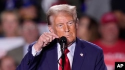 特朗普最新说法称如果中国“进入”台湾,他将对中国征收高达150%至200%的额外关税;不过特朗普在此议题上立场反覆。(美联社:2024年10月18日)