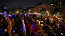 资料照片-抗议者9月15日在圣路易斯市集会。此前法官判定前白人警察杰森·斯托克利2011年打死黑人安东尼·拉玛尔·史密斯的一级谋杀罪不成立。