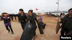 2014年10月15日,昆明晋宁县富有村发生冲突,村民们拿着从警察手中夺来的盾牌。