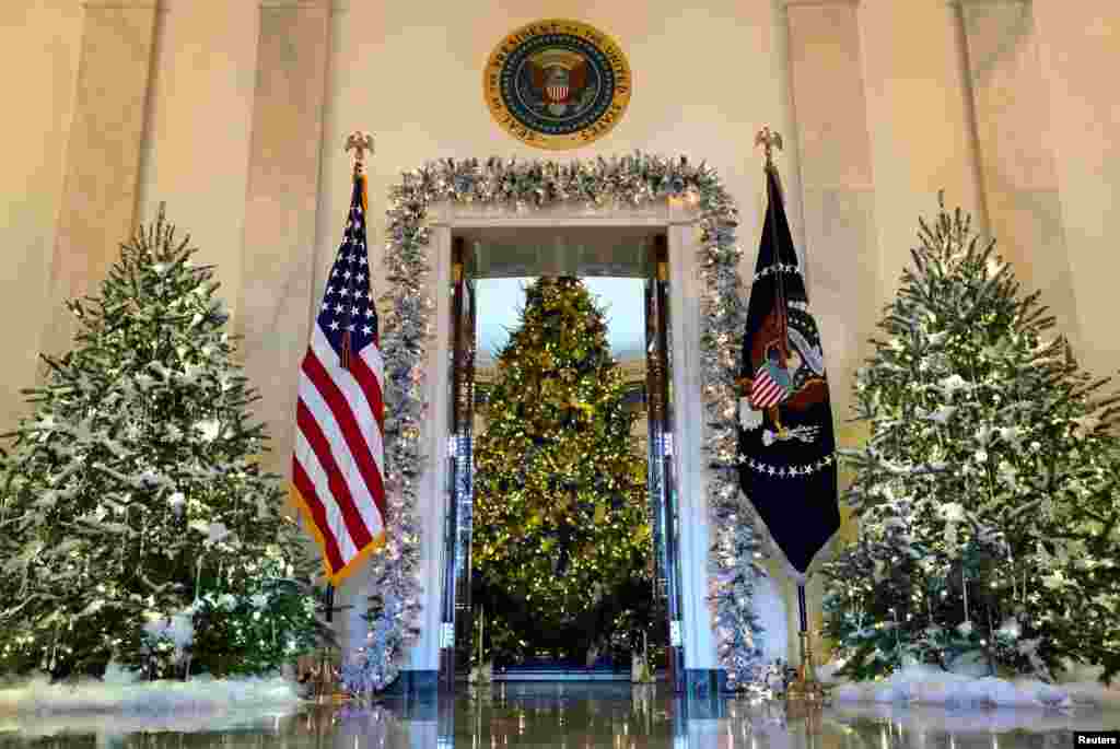 2017年11月27日,在白宫一楼的过道,可以看到官方的白宫圣诞树。