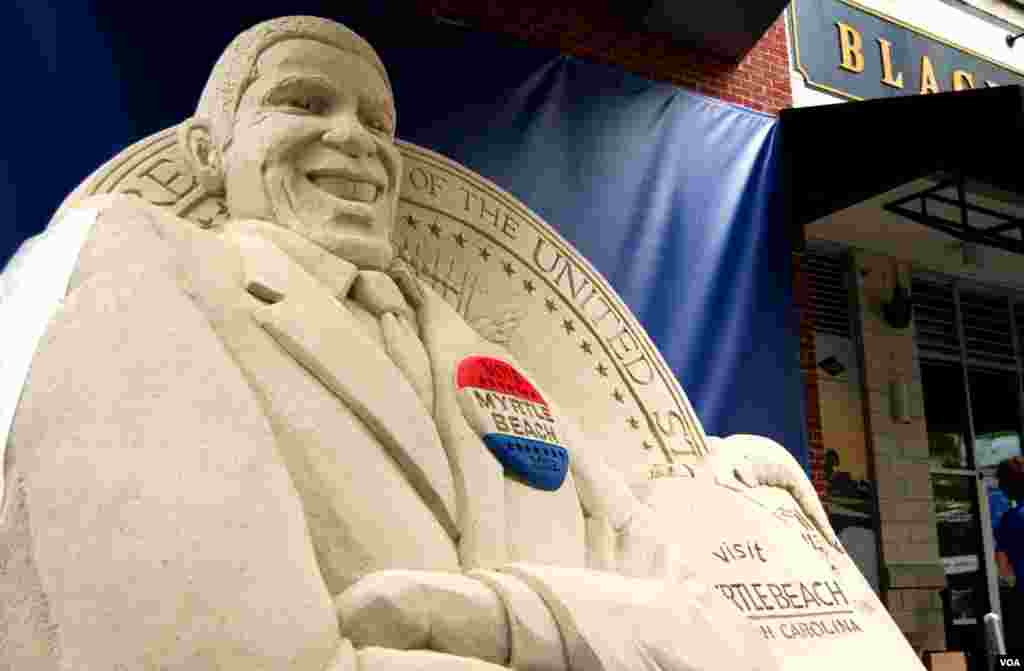 Bức tượng Tổng thống Obama nặn bằng cát nặng 15 tấn trưng bày bên ngoài khu vực diễn ra Đại hội. Cát được lấy từ bãi biển Myrtle gần đấy. (J. Featherly/VOA)