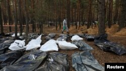 Ukraine phát hiện khu mộ tập thể chứa thi thể của hàng trăm người ở thị trấn Izium.