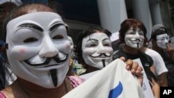 Người biểu tình mang mặt nạ trắng xuống đường biểu tình chống chính phủ tại Bangkok.