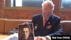 叶夫根尼手中的照片是他父亲的战友,苏联飞行员莫伊谢耶夫,曾被蒋介石授勋。