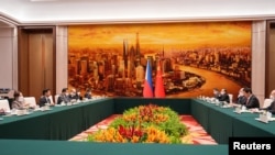 资料照:菲律宾总统小马科斯在1月3日至5日对中国进行国事访问,双方就南中国海问题建立直接沟通渠道,以和平处理争端。图为小马科斯与中国人大委员长栗战书举行双边会谈。(2023年1月4日)