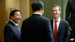 2015年9月23日,中国国家主席习近平访问美国华盛顿州期间与脸书公司创始人扎克伯格交谈,当时的中国互联网大总管鲁炜(左)在一旁笑脸相陪。