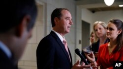 众议院情报委员会主席谢安达(Rep. Adam Schiff, D-CA)在国会接受媒体采访。(2018年2月15日)