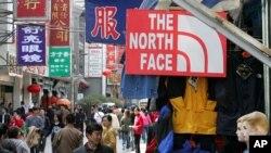 Gian hàng bán các sản phẩm North Face giả tại Bắc Kinh. Áo North Face giả bán trong các gian hàng này chỉ với giá khoảng 20 đôla/áo.