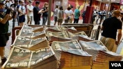 逾千名香港市民6月24日到旺角一个报摊抢购刚出炉的最后一份实体版苹果日报 (美国之音记者汤惠芸拍摄)