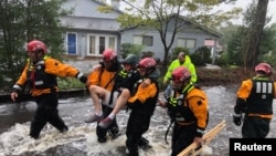 佛罗伦萨飓风引发大水,来自纽约的救援人员在北卡州里弗本德救走一名居民。(2018年9月14日)