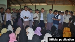 မောင်တောမြို့နယ် ဒူးချီးရားတန်းရွာ အကြမ်းဖက်မှု ကော်မရှင်သွားရောက်စစ်ဆေးစဉ် (ဓာတ်ပုံ - MOI Webportal Myanmar)