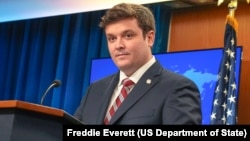 资料照—2025年6月26日,美国国务院副发言人汤米·皮戈特在国务院主持每日新闻发布会。