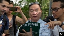 炎黄春秋杂志社副总编辑王彦君手持他们所说的伪刊,所谓的炎黄春秋月刊今年第8期,其内容质量和文章风格被认为与先前迥异,但却保留了杂志社原领导人及原编委、顾问们的名字。(2016年8月16日)