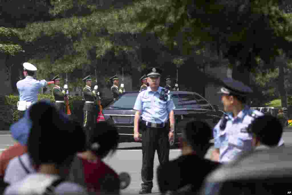 2018年6月19日,疑似朝鲜领导人金正恩的加长豪华轿车在摩托车队护送下抵达北京钓鱼台国宾官。  