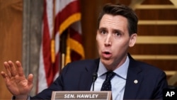 资料照:共和党联邦参议员霍利(Sen. Josh Hawley, R-MO)2020年12月16日出席参议院国土安全委员会听证会。