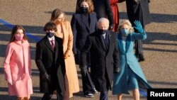 Tổng thống Joe Biden, và Đệ nhất Phu nhân Jill Biden và thân nhân trong gia đình đi bộ đến Tòa Bạch Ốc ngày 20/1/2021.