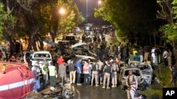 2024年10月7日,巴基斯坦卡拉奇,安全人员检查卡拉奇机场外爆炸现场。