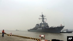 最近驶入南中国海的美国导弹驱逐舰斯特西姆号军舰2015年11月16日停靠在上海国际客运码头。