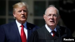 美国总统川普(左)在白宫聆听最高法院大法官安东尼·肯尼迪讲话。(2017年4月10日)