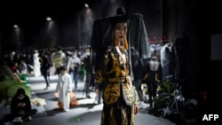 资料照片:一名中国模特在北京时装周的活动中正在准备展示。(2021年3月25日)