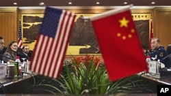 美国国防部副部长米歇尔·弗卢努瓦12月7日在北京与中国人民解放军副总参谋长马晓天举行会谈