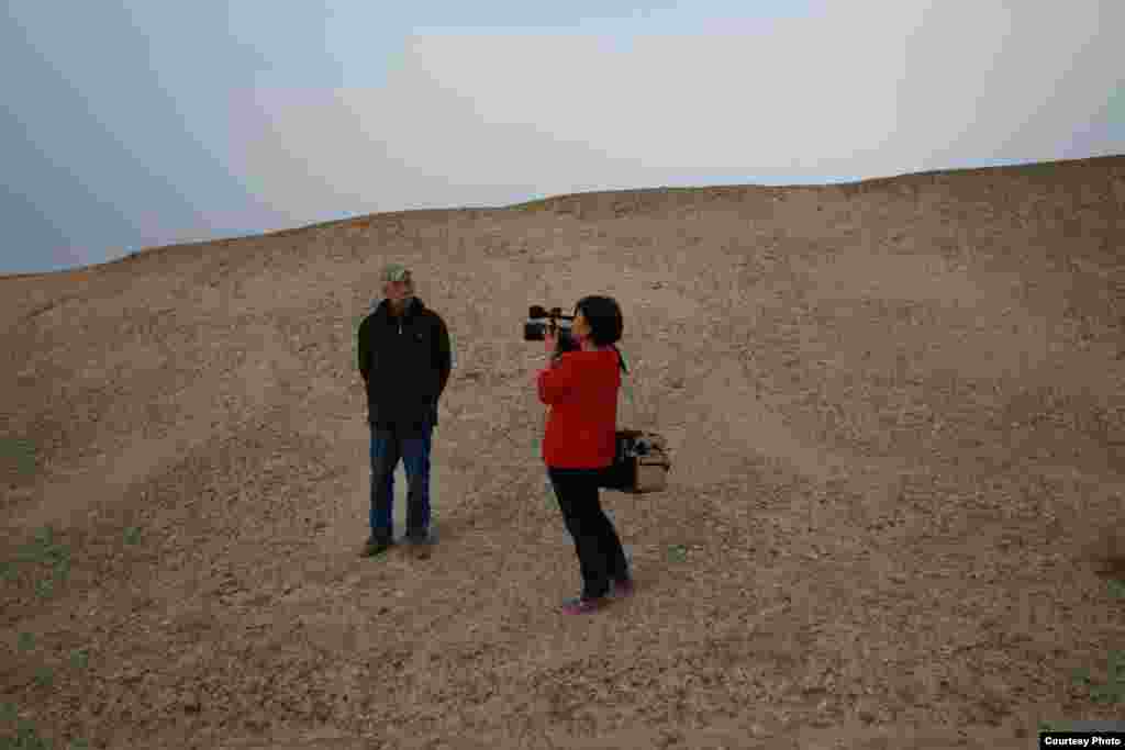 艾晓明在夹边沟右派坟场采访幸存者孙枢(图片:艾晓明提供)