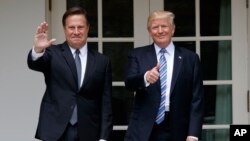 巴拿马总统瓦雷拉(左)与美国总统川普在白宫合影 (2017年6月19日)