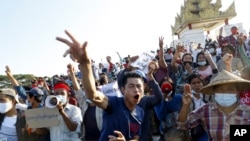 缅甸示威者打出表示抵抗的手势(2021年2月10号)。