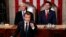 法国总统马克龙对美国国会两院发表演说。坐在他身后的是兼任参议院议长的美国副总统彭斯和美国众议院议长瑞安。（2018年4月25日）