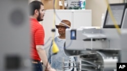 在重新计票期间,布劳沃德郡选举督查员布伦达·斯奈普斯走过一间计票室。(2018年11月11日)