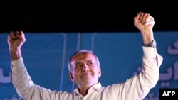 伊朗总统当选人佩泽什基安(Masoud Pezeshkian)发表声明表示,美国应该认识到伊朗不会屈服于压力;他并在声明中同时强调了伊朗与中国和俄罗斯的友谊。